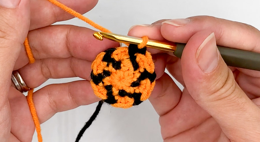Halloween Spiral Lollipop Crochet pattern step-8
