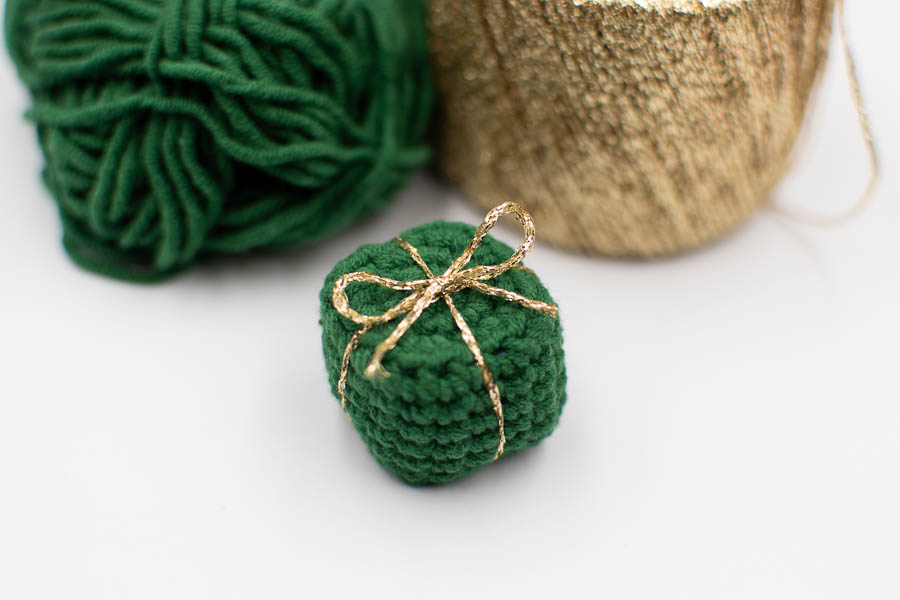 crochet-santa-bag-and-gift-pattern-27