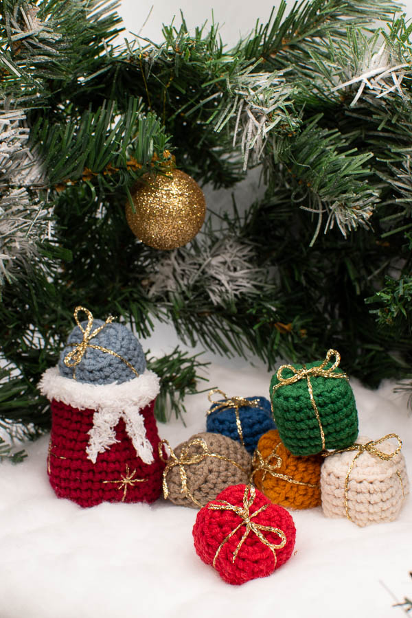 crochet-santa-bag-and-gift-pattern-36