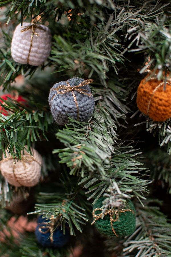crochet-santa-bag-and-gift-pattern-43